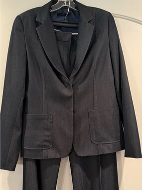 Elie Tahari 2-piece Suit ( Blazer & Pants)